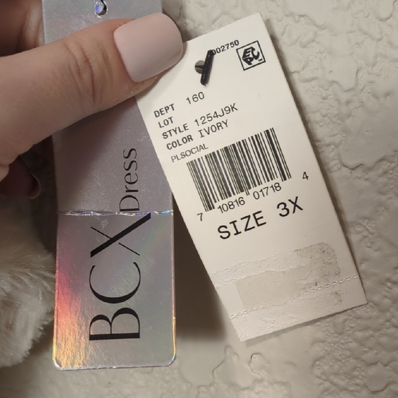 BCX Ivory Faux Fur Wrap - Picture 2 of 6